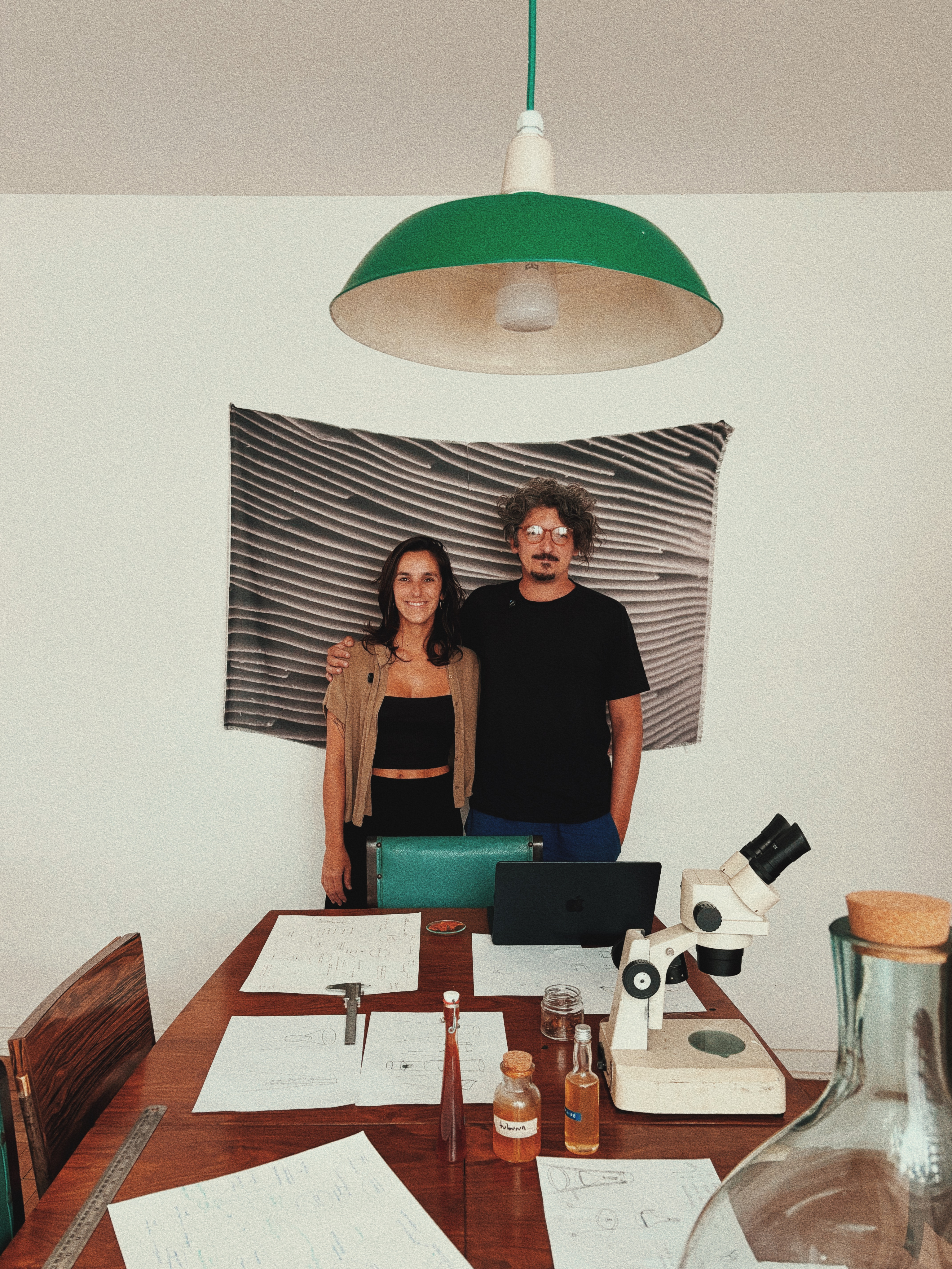 Foto dos artistas Vitor e Carolina do Gramáticas da Natureza